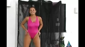 На пейката се lesbiiki porno взриви с великолепната Джина Валентина от Brazzers